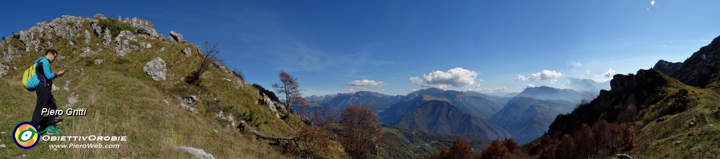 39 Dal sentiero per il Venturosa panorama verso la Val Brembana.jpg